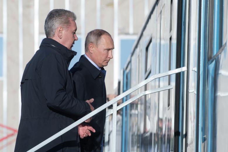 22 сентября 2017. Президент РФ Владимир Путин и мэр Москвы Сергей Собянин (слева) во время осмотра вагона метро «Москва»