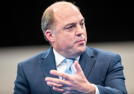 Британцы призвали уволить главу Минобороны после розыгрыша пранкеров