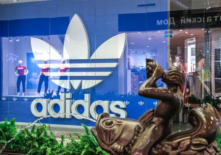 Adidas может вернуться в РФ: когда и где появятся магазины, что с ценами