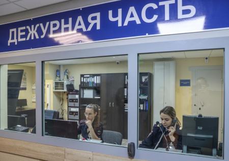 Мужчина пробил стекло машины, чтобы наброситься на глухую таксистку