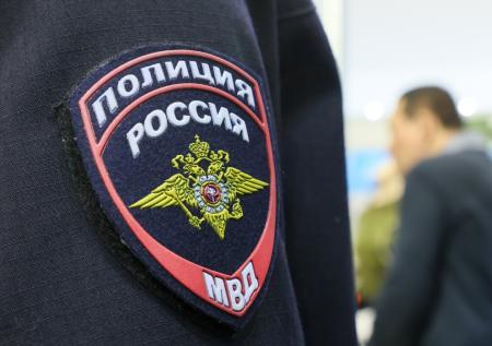 В Белгороде двое мужчин пытались проникнуть на крышу дома с муляжами оружия
