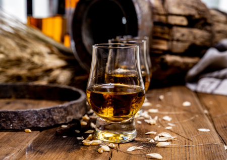 Сингапурский бармен стащил с работы 88 бутылок элитного алкоголя