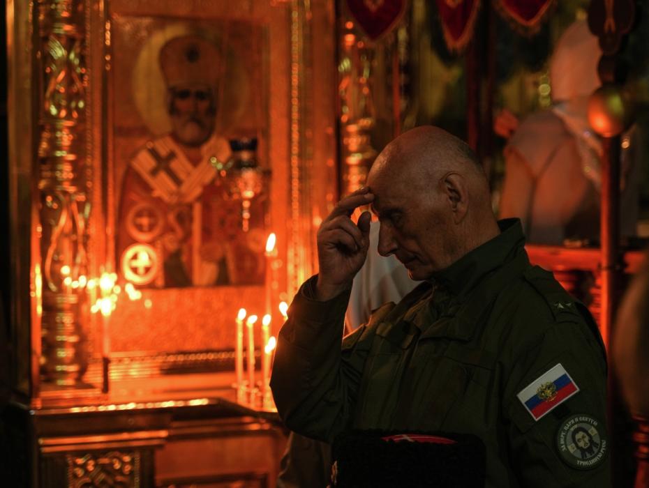 Военнослужащий во время пасхального богослужения в Свято-Никольском кафедральном соборе Мариуполя
