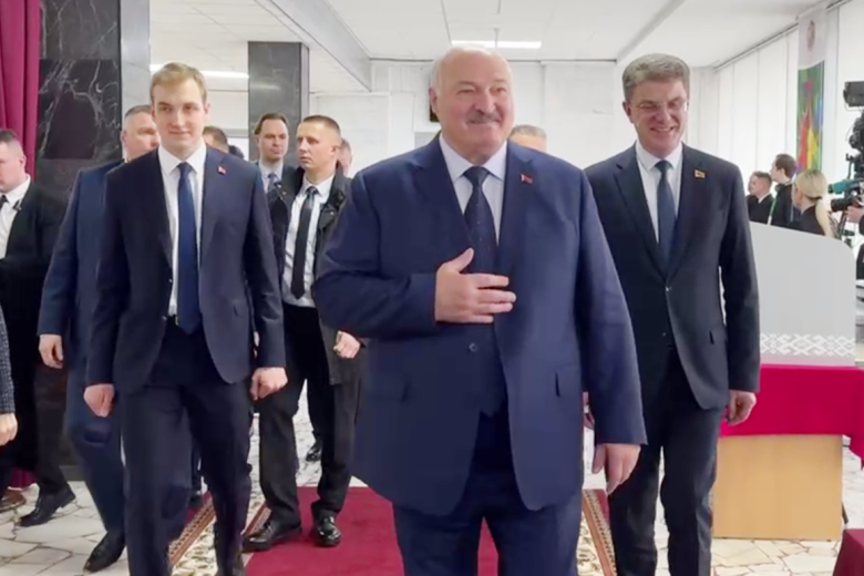 Николай Лукашенко (слева), Александр Лукашенко (в центре)