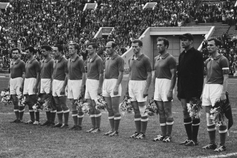 Сборная СССР по футболу. 1960 год. Лев Яшин (второй справа)