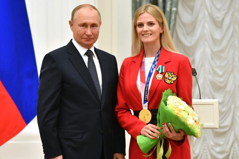 Владимир Путин и Марина Голядкина на церемонии вручения государственных наград победителям Игр XXXII Олимпиады в Токио