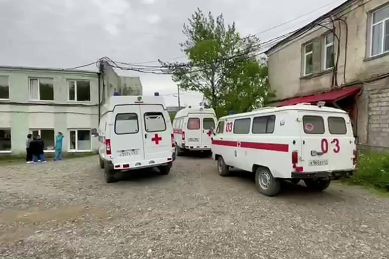 Автомобили скорой медицинской помощи возле здания окружной больницы в посёлке Палана в Камчатском крае
