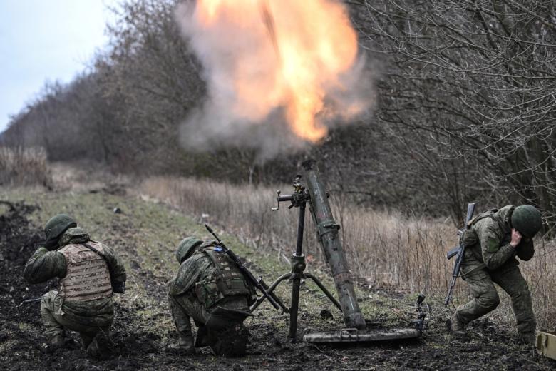 Военнослужащие ВС РФ ведут огонь по позициям ВСУ из 120-мм миномета 2Б11 «Сани»
