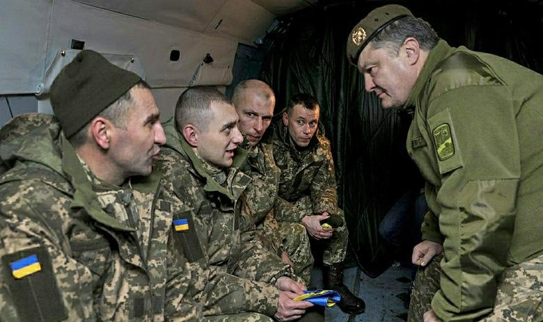 Президент Украины Пётр Порошенко (слева)