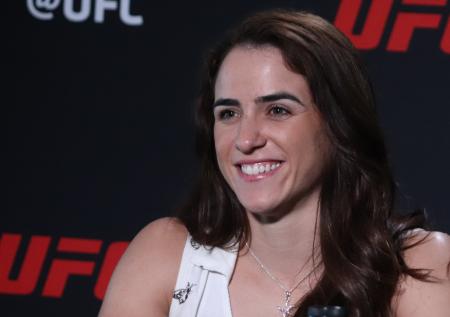 Дюмонт победила Лэдд и стала претенденткой на титул UFC