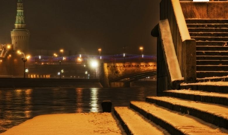 Софийская набережная в Москве