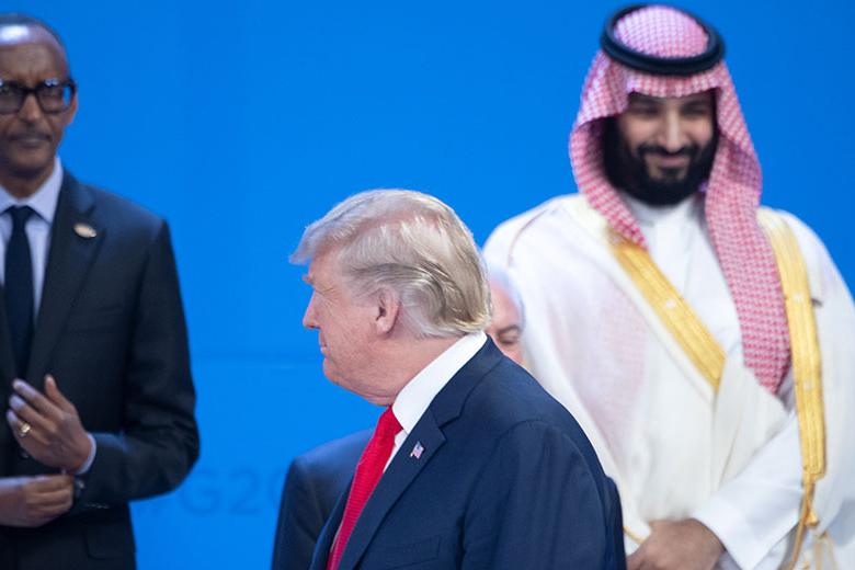 Президент США дональд Трамп (в центре) 
