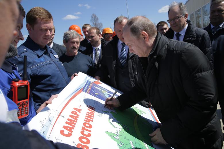 Россия. Амурская область. 28 апреля 2016-го. Президент России Владимир Путин (справа на первом плане) во время общения с персоналом космодрома Восточный после запуска ракеты-носителя "Союз-2.1а"