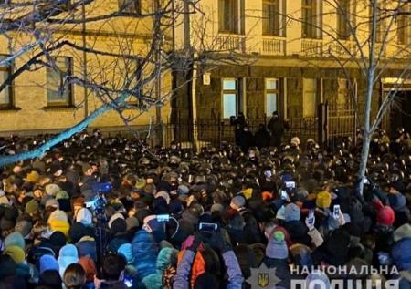 Полиция задержала 17 человек в столкновениях у офиса Зеленского в Киеве