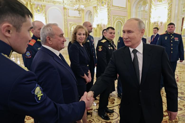 Президент РФ Владимир Путин общается с участниками церемонии вручения медалей «Золотая Звезда» в Кремле накануне Дня Героев Отечества