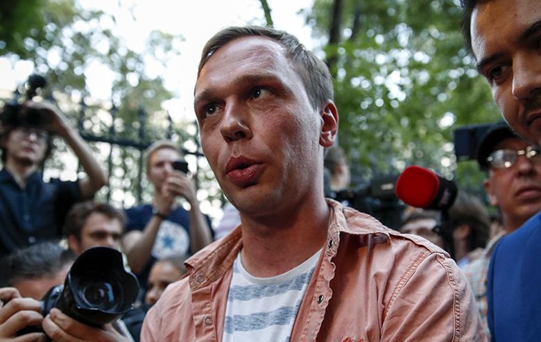 Журналист интернет-издания "Медуза" Иван Голунов (слева) вышел из здания Главного следственного управления ГУ МВД России по Москве