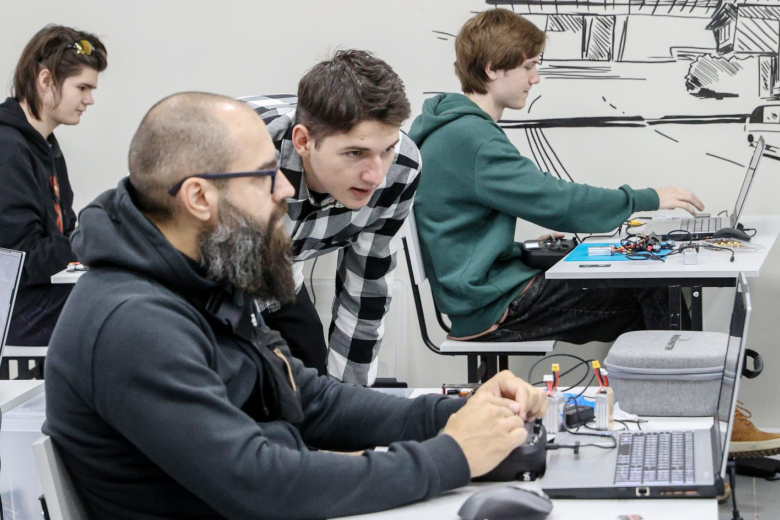 Учащийся на мастер-классе в первом в России федеральном образовательном центре по обучению пилотированию БПЛА