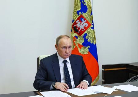 «Доллар скукоживается»: Путин призвал увеличить командировочные