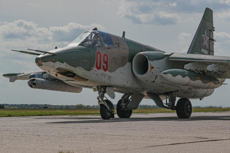 Бронированный дозвуковой военный самолёт Су-25
