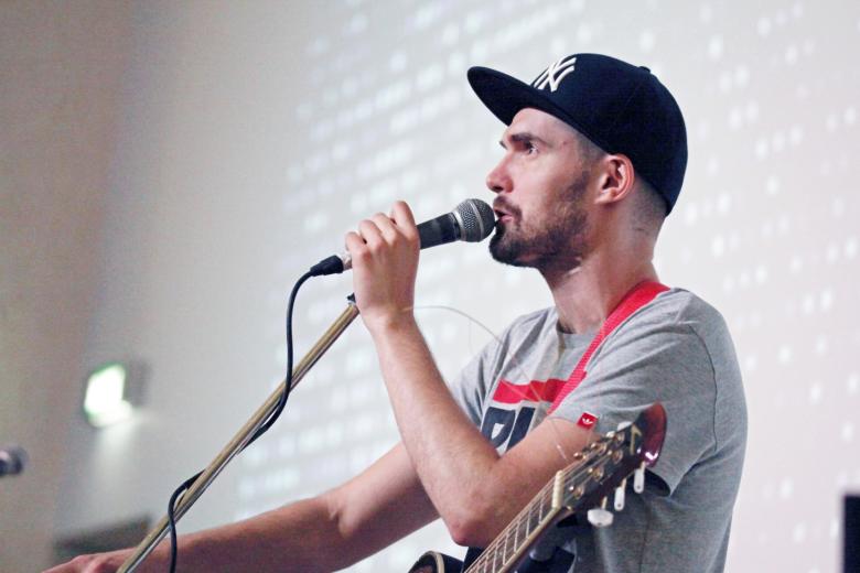 Noize MC (настоящее имя — Иван Алексеев, внесен Минюстом РФ в список иноагентов)