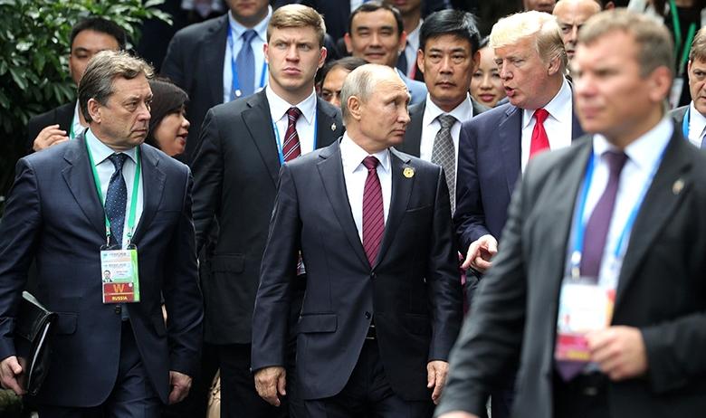 Президент РФ Владимир Путин и президент США Дональд Трамп (в центре)