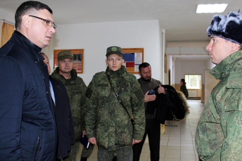 Губернатор Владимирской области Александр Авдеев (слева) во время посещения учебного центра Вооруженных сил РФ