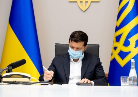Политолог Погребинский: диктатура меньшинства запугала Зеленского