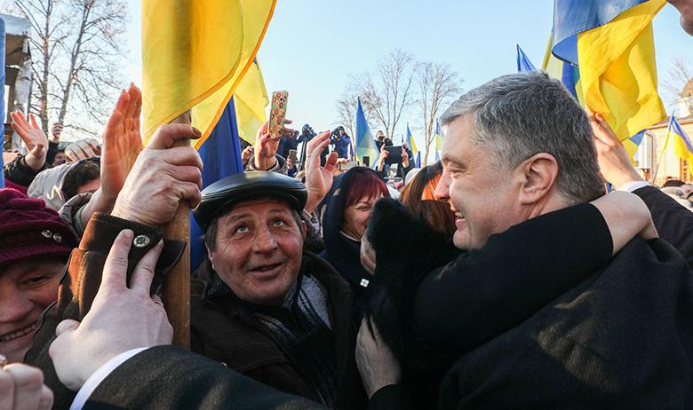 Пётр Порошенко (справа)