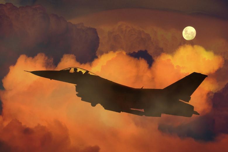 General Dynamics F-16 Fighting Falcon (назван так в честь талисмана Военно-воздушной академии США в Колорадо Спрингс) — американский многофункциональный лёгкий истребитель четвёртого поколения