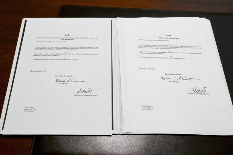 Президент Финляндии Саули Ниинисте подписал законы о вступлении страны в НАТО