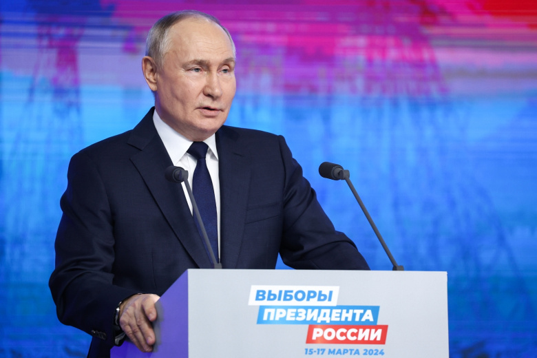 Кандидат в президенты РФ Владимир Путин во время встречи с доверенными лицами в Гостином Дворе