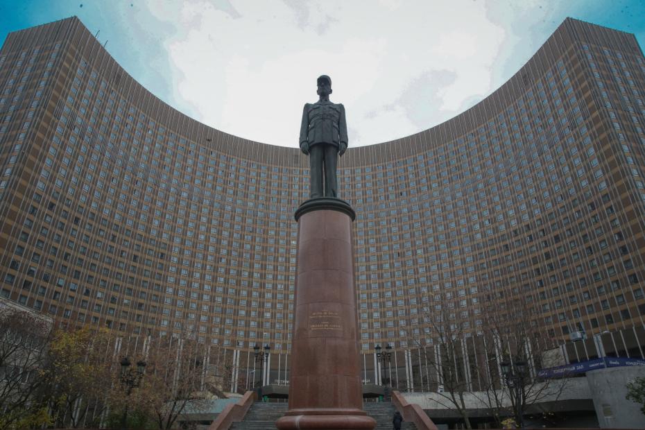 Памятник французскому генералу Шарлю де Голлю в Москве