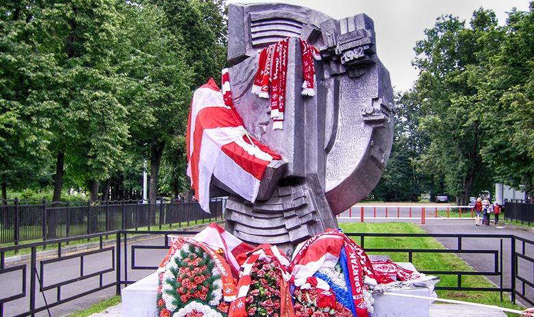 Памятник погибшим в 1982 году после матча на стадионе «Лужники»