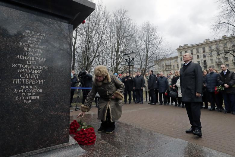 Владимир Путин у памятника Анатолию Собчаку