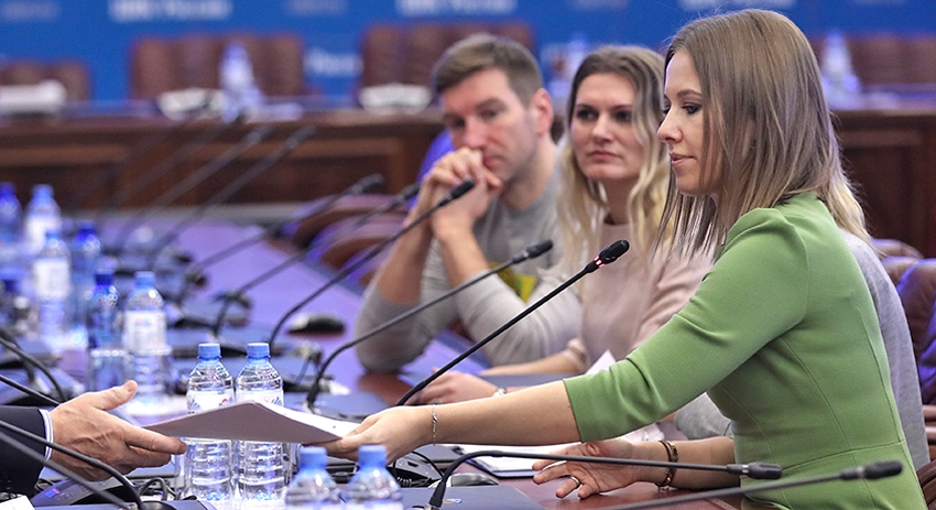 Кандидат от партии «Гражданская инициатива», телеведущая Ксения Собчак (справа) во время подачи документов для регистрации кандидатом на пост президента РФ