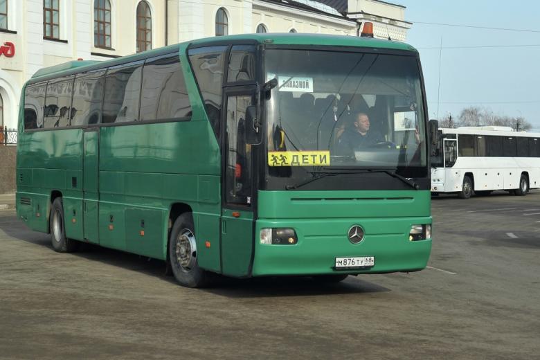Автобусы с детьми из Белгородской области на площади возле железнодорожного вокзала в Тамбове