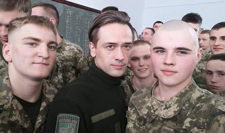 Актёр Анатолий Пашинин (в центре)