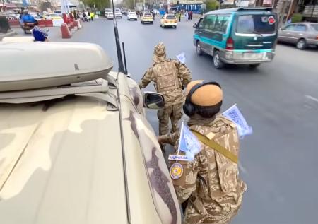 Талибанские постовые нашли необычный способ патрулировать улицы