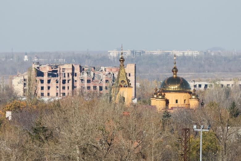 Вид на церковь, разрушенное здание и Авдеевку