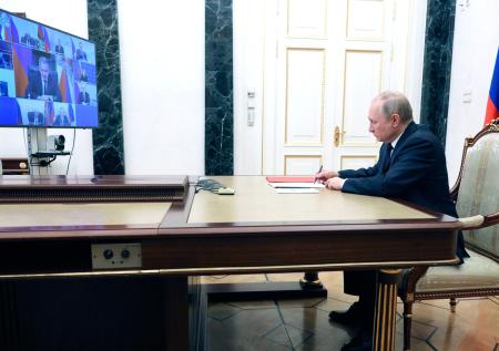 Шойгу доложил Путину об укреплении западных рубежей