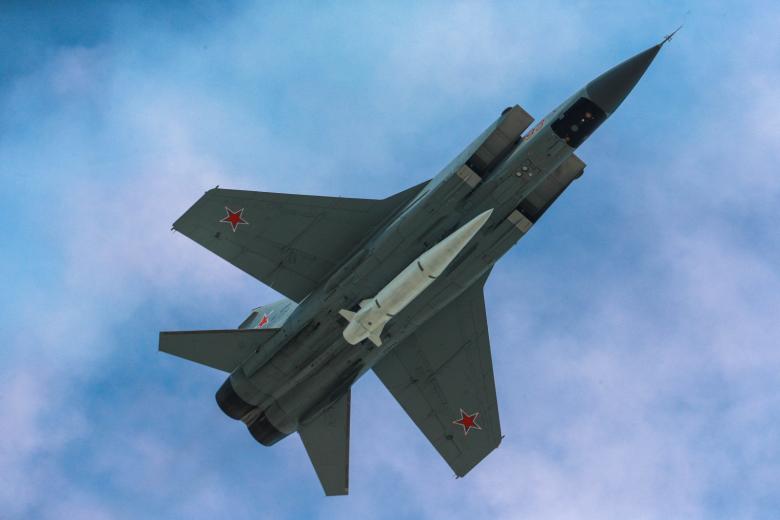 Истребитель-перехватчик МиГ-31К с гиперзвуковым авиационным ракетным комплексом «Кинжал»