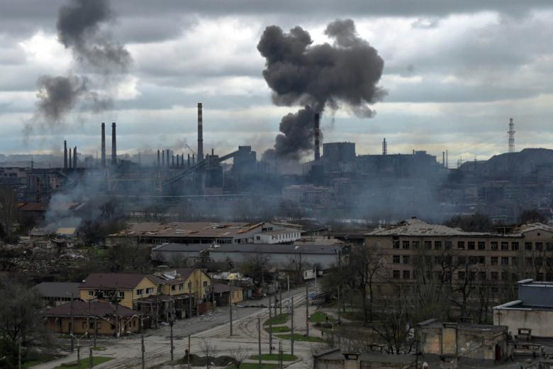 Дым над заводом «Азовсталь» в Мариуполе