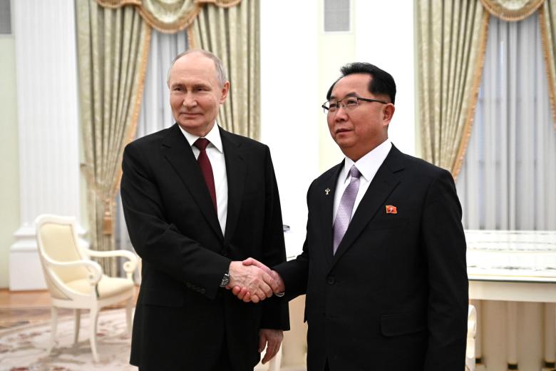 Владимир Путин с членом Политбюро, Секретарём Центрального комитета Трудовой партии Кореи Ли Хи Ёном