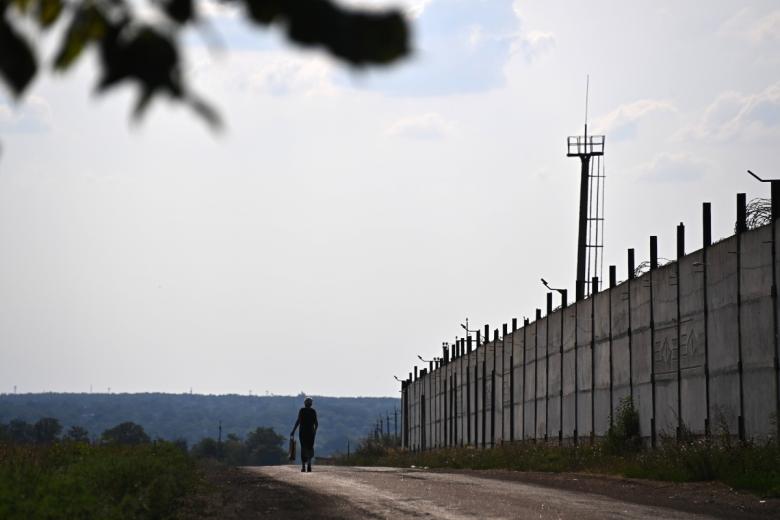 Забор следственного изолятора в Еленовке, по которому ВСУ нанесли удар из американской РСЗО HIMARS. В изоляторе содержатся украинские военнопленные