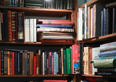 Названы книги, которые россияне покупали чаще всего в этом году