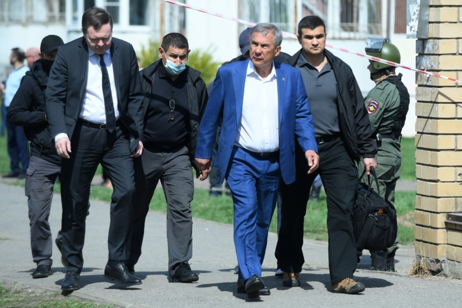 Президент Республики Татарстан Рустам Минниханов (в центре)