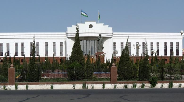 Здание парламента в Нукусе, Узбекистан