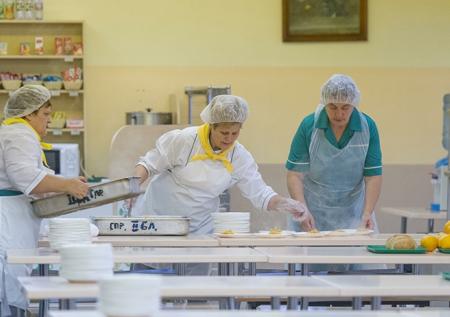 Ульяновских школьников продолжают кормить червяками