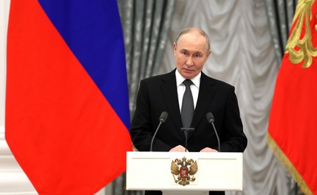 «Являются образцом»: Путин похвалил участвующих в СВО казаков