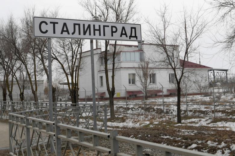 Дорожный указатель с названием «Сталинград», временно установленный при въезде в Волгоград